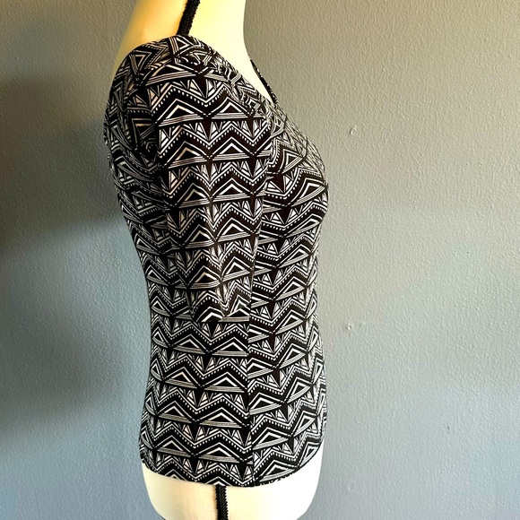 DIVIDED BY H & M TOP. Size Small. - Picture 3 of 5